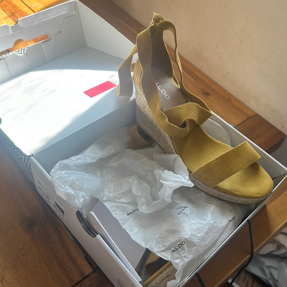 Aldo Laretta wedges size 9 never worn